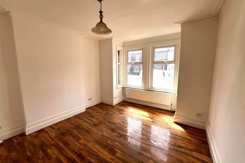 3 bedroom maisonette to rent, Alexandra Road, Hounslow TW3