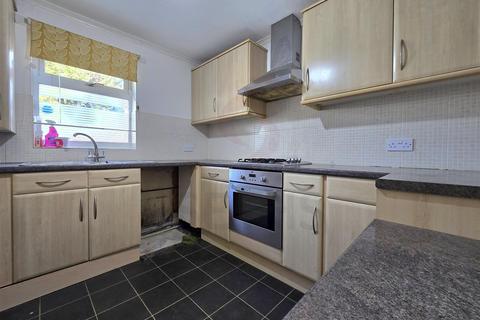 3 bedroom end of terrace house to rent, Fowler Close, Leicester LE4