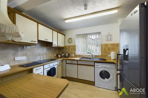 2 bedroom maisonette for sale, Derwent Close, Burton-On-Trent DE14