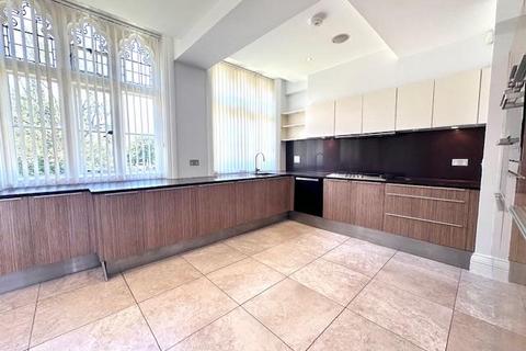3 bedroom flat to rent, Royal Connaught Drive, Bushey