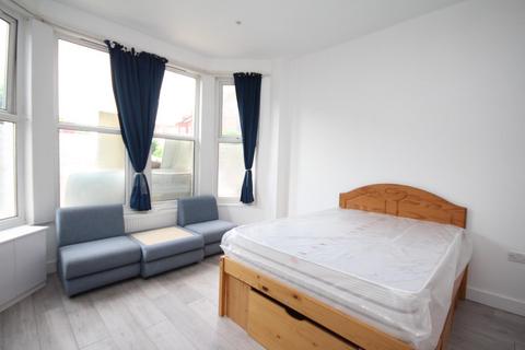 Studio to rent, Ash Grove, Cricklewood, London