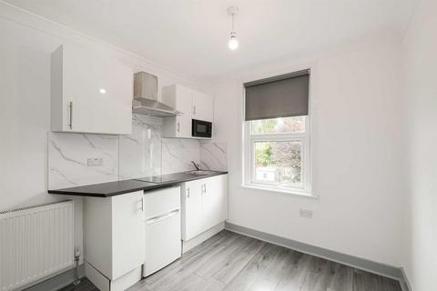 Studio to rent, Chestnut Avenue North, London