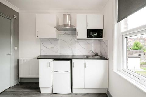 Studio to rent, Chestnut Avenue North, Walthamstow, E17