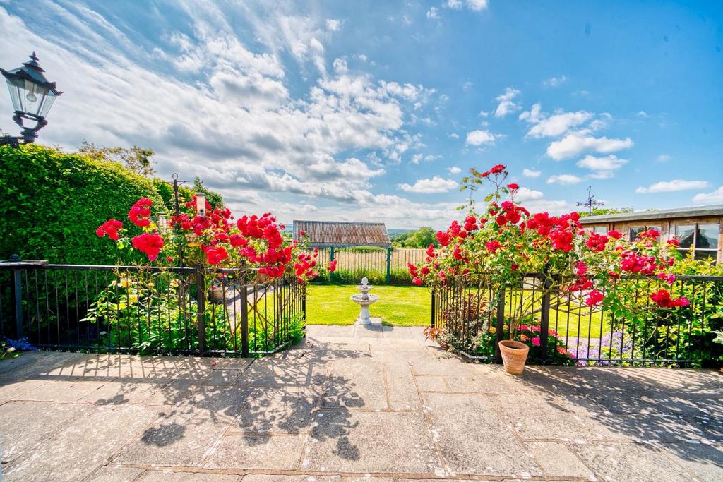 Substantial detached bungalow backing... 3 bed detached bungalow for