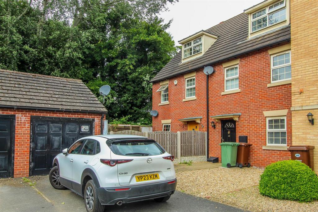 The Point, Wakefield WF2 3 bed semidetached house for sale £250,000