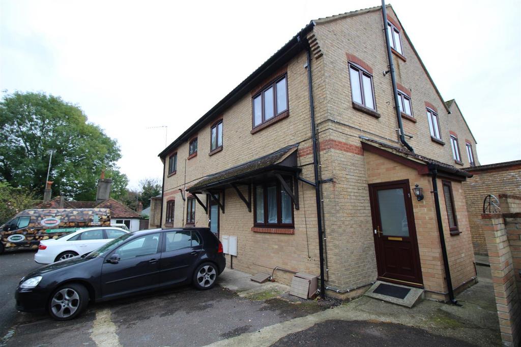 Portland Road, Dorking, Surrey. RH4 1EW 1 bed flat to rent £1,200 pcm (£277 pw)