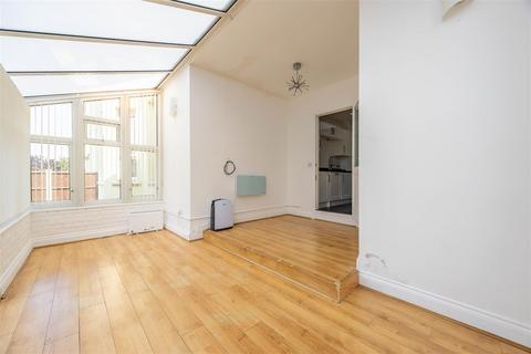 2 bedroom apartment for sale, Burleigh Court, Station Road, Westcliff-On-Sea
