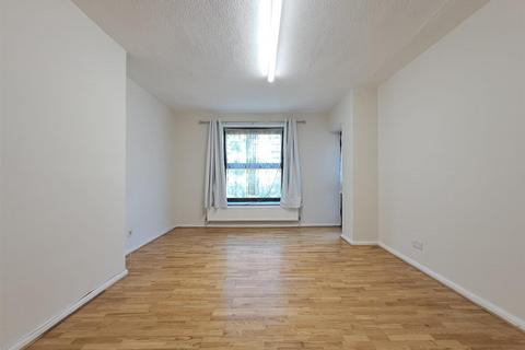 2 bedroom flat to rent, Harrington Hill, London