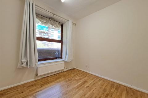 2 bedroom flat to rent, Harrington Hill, London