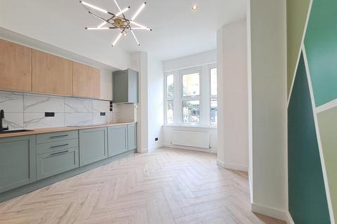 2 bedroom flat to rent, Lavender Hill, London
