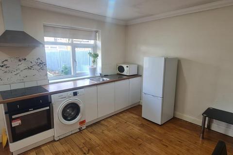1 bedroom apartment to rent, Dorset Avenue, Southall UB2