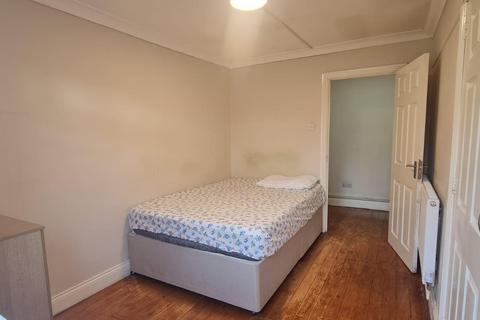 1 bedroom apartment to rent, Dorset Avenue, Southall UB2