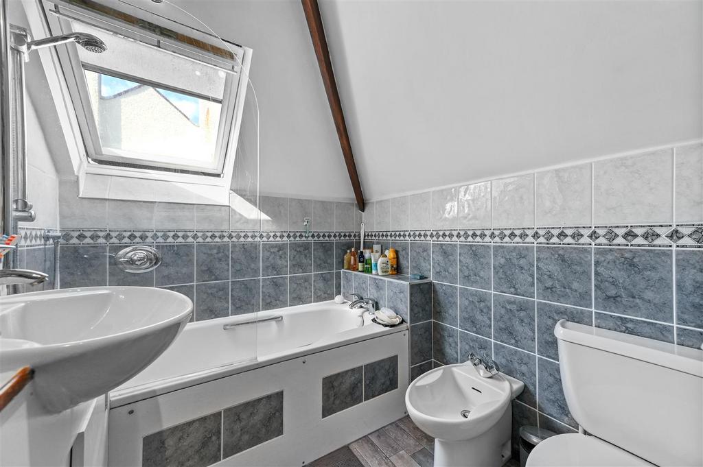 WH - Uplands Road - Bathroom6 (1).JPG