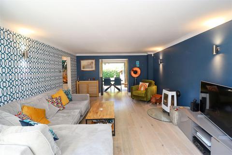 51 Camus Close, Church Crookham, Fleet, GU52 0UT