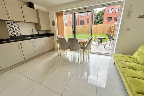 3 bedroom townhouse for sale, Stage Street, Manchester