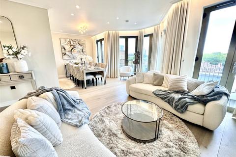 3 bedroom penthouse to rent, St Johns Wood Park, St John's Wood, London, NW8