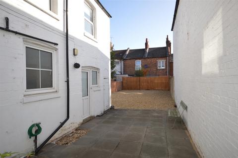 3 bedroom semi-detached house to rent, York Road, Abington, NN1