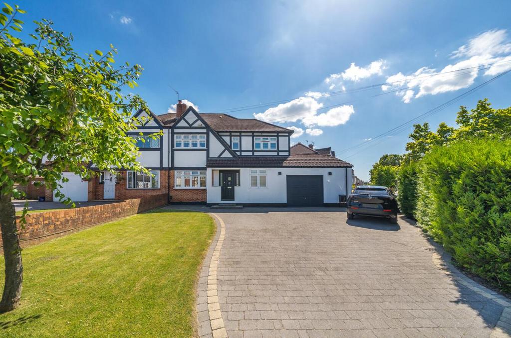 Detached house exterior, driveway