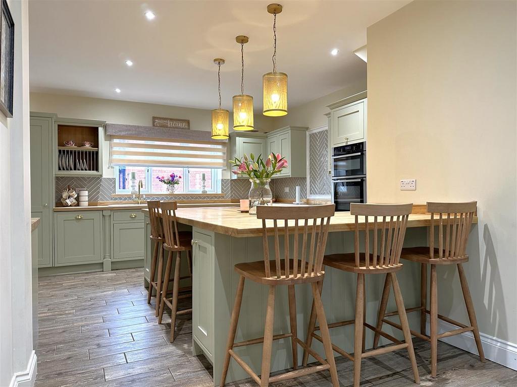 Lovely Family Dining Kitchen 365