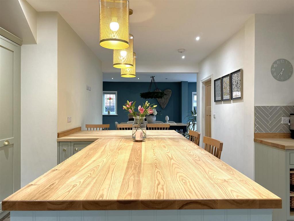 Extensive Breakfast Kitchen 352