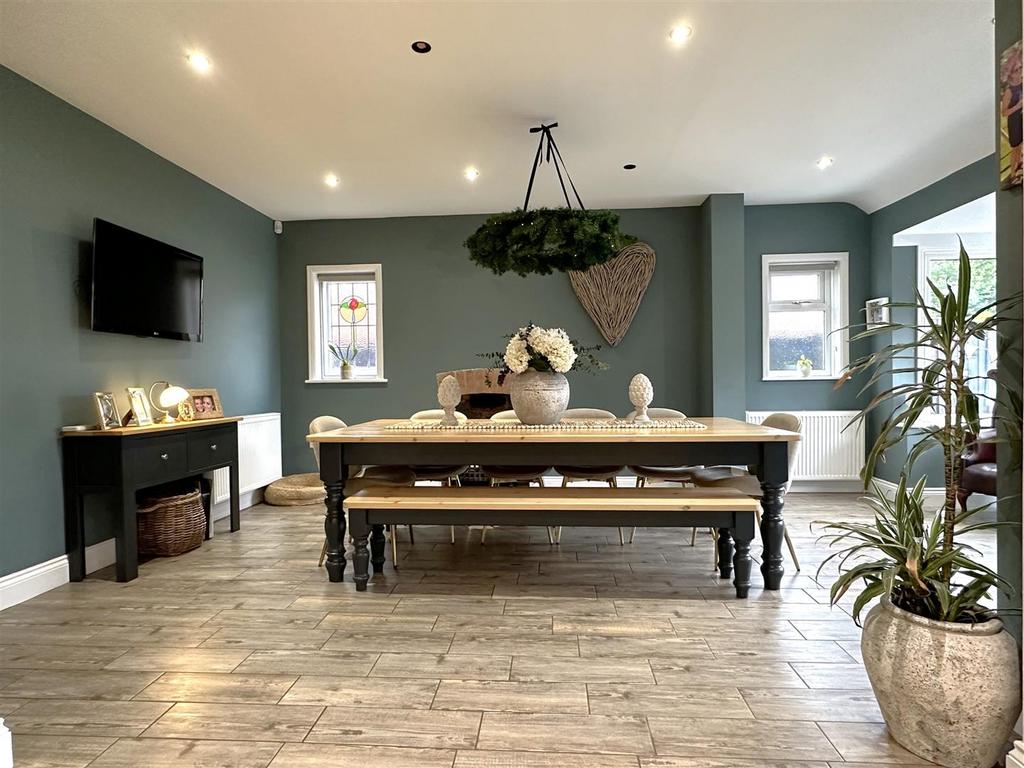 Living/Dining Space 389