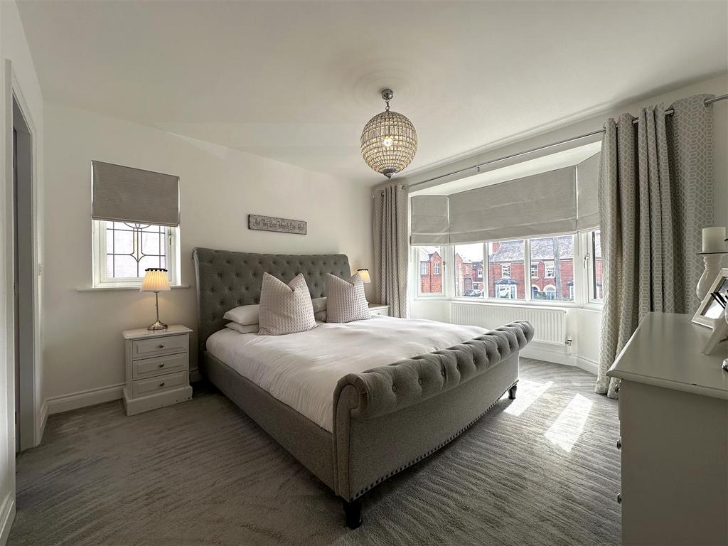 Bay-Fronted Master Bedroom 224