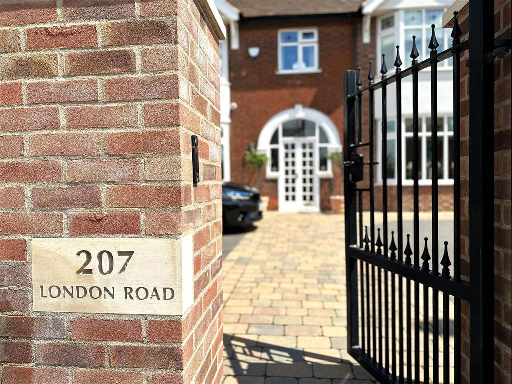 Attractive Frontage 859