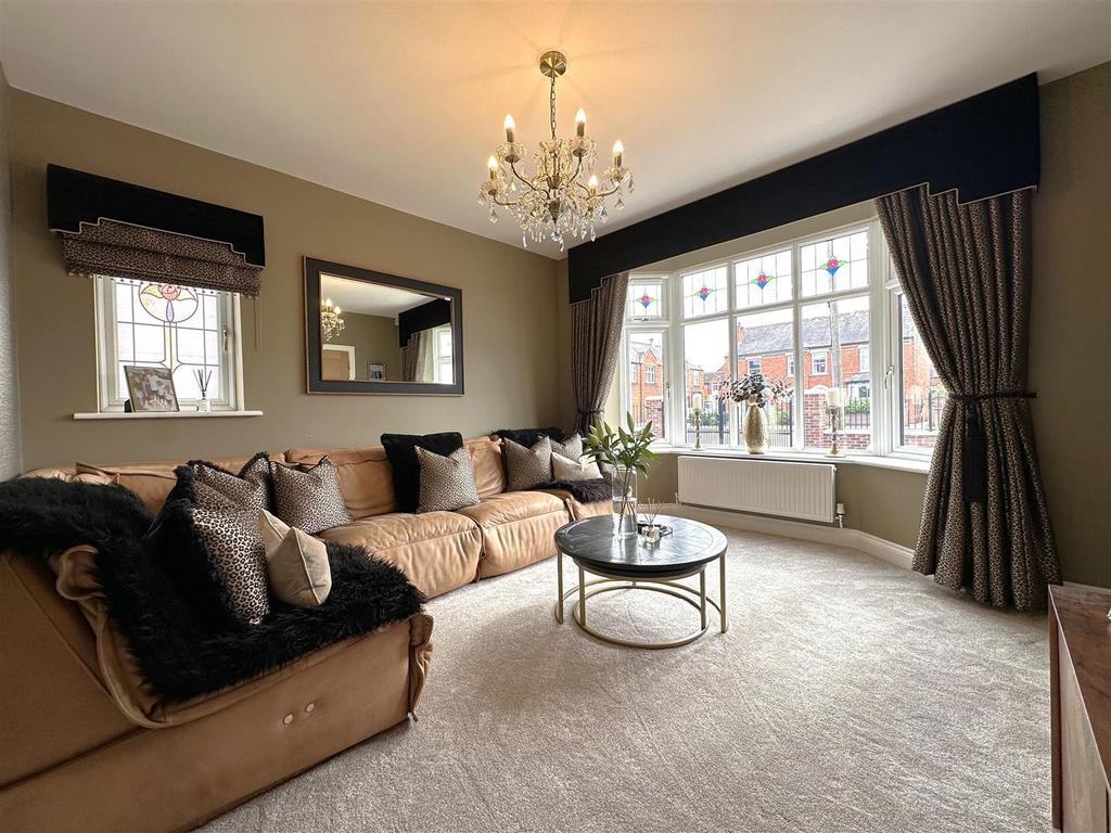 Dual-Aspect Sitting Room 305