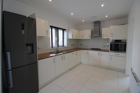 4 bedroom detached house to rent, Wintergreen Close, Brunel Rise