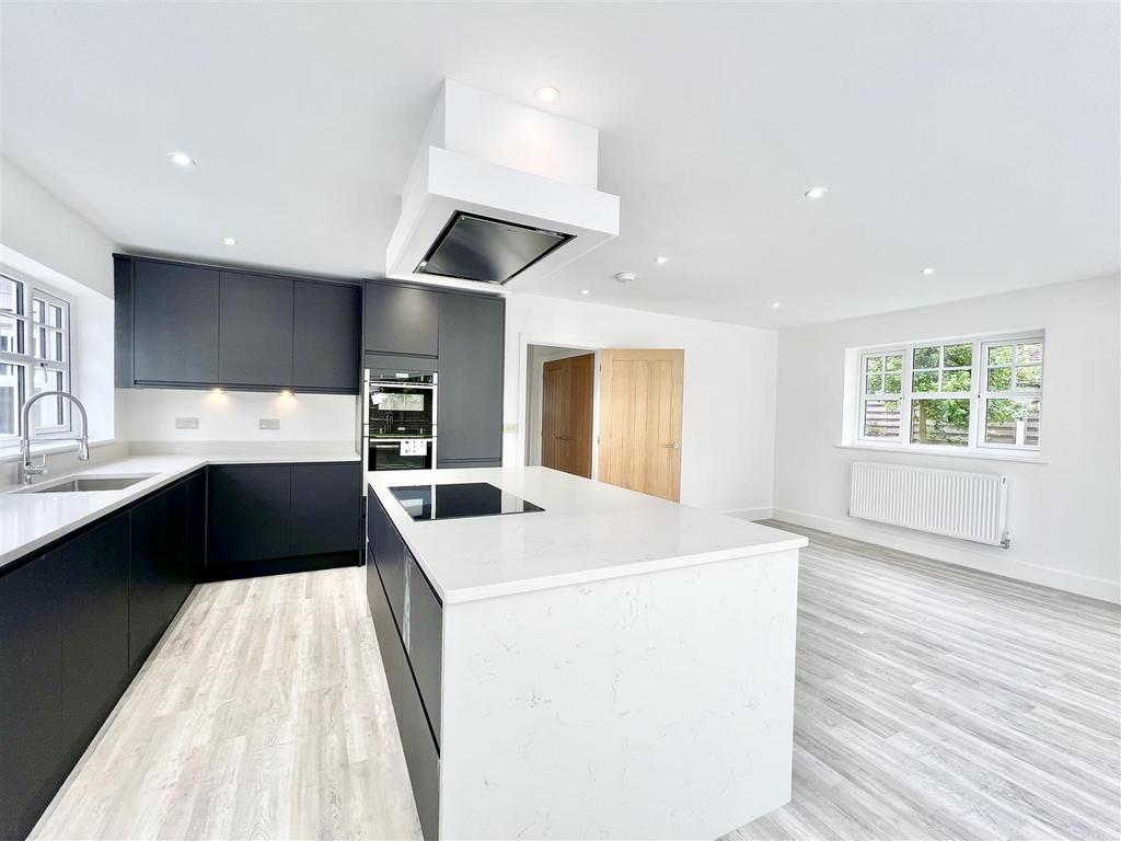 Kitchen 2.jpeg