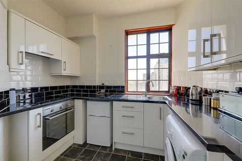 1 bedroom flat for sale, Grand Avenue, Worthing BN11