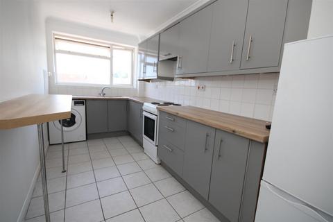 2 bedroom flat to rent, Badger Close, Guildford