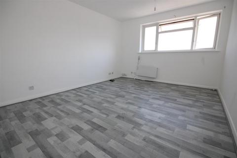 2 bedroom flat to rent, Badger Close, Guildford