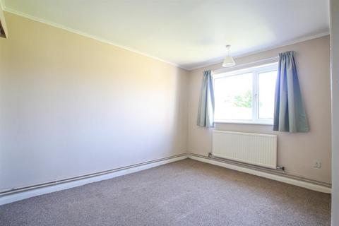 3 bedroom house to rent, Oak Avenue, Bradwell. NR31 8NG