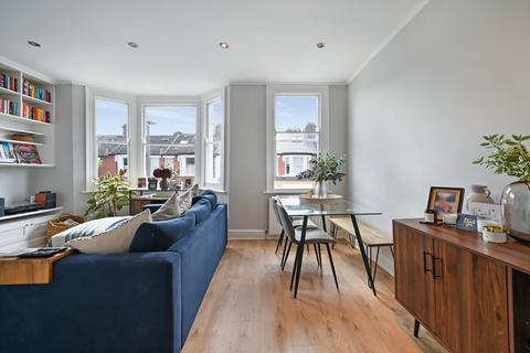 2 bedroom maisonette to rent, Strathville Road, SW18