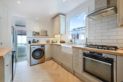 2 bedroom maisonette to rent, Strathville Road, SW18