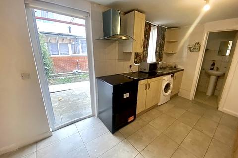 Apartment to rent, St. Leonards Gardens, Hounslow, TW5