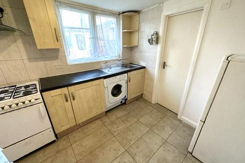 Apartment to rent, St. Leonards Gardens, Hounslow, TW5