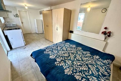 Apartment to rent, St. Leonards Gardens, Hounslow, TW5