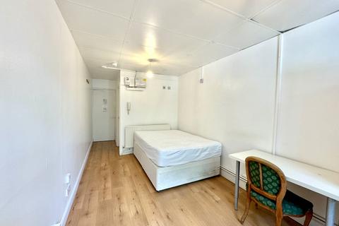 Studio to rent, Kember Street, London N1