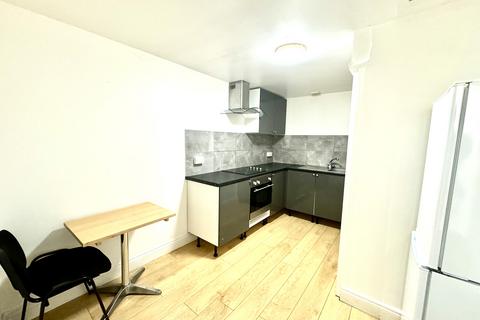 Studio to rent, Kember Street, London N1