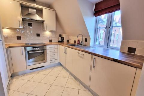 2 bedroom flat to rent, The Cloisters, Guildford GU1