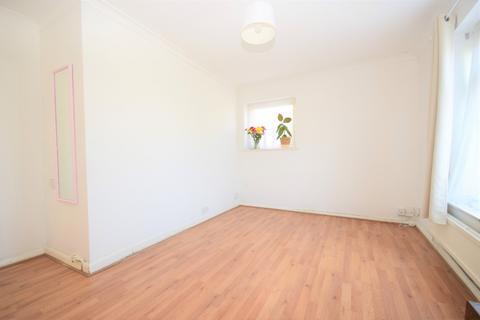 2 bedroom end of terrace house to rent, The Crestway Brighton BN1