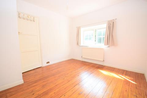 2 bedroom end of terrace house to rent, The Crestway Brighton BN1