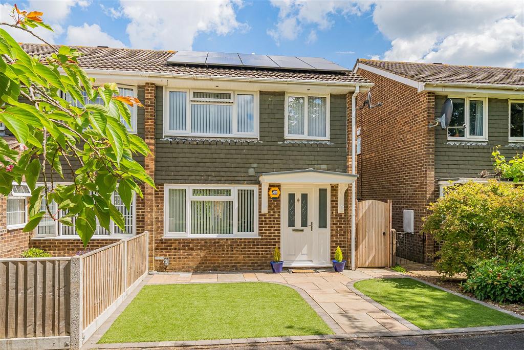 Britten Road, Basingstoke 3 bed semidetached house for sale £300,000