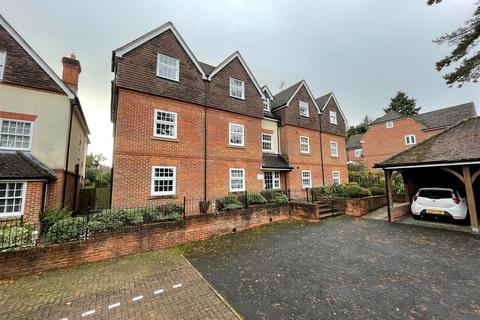 2 bedroom flat to rent, Andover Road, Newbury RG14