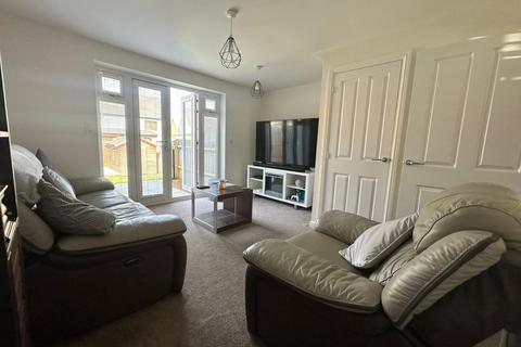 2 bedroom semi-detached house to rent, Oak Trees Avenue, Telford