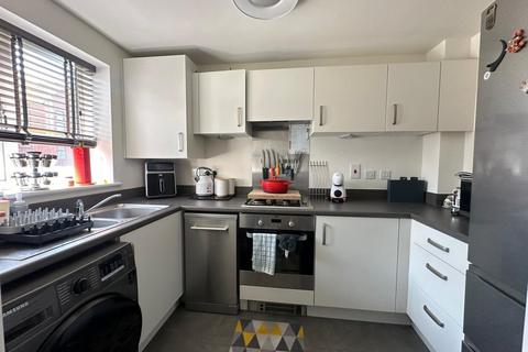 2 bedroom semi-detached house to rent, Oak Trees Avenue, Telford