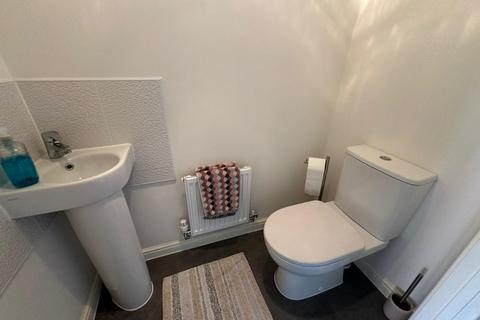 2 bedroom semi-detached house to rent, Oak Trees Avenue, Telford