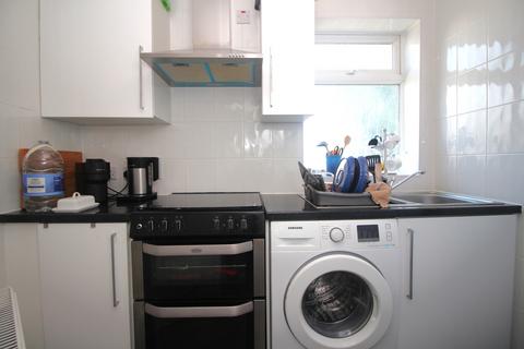 2 bedroom flat to rent, Queens Avenue , Watford  WD18